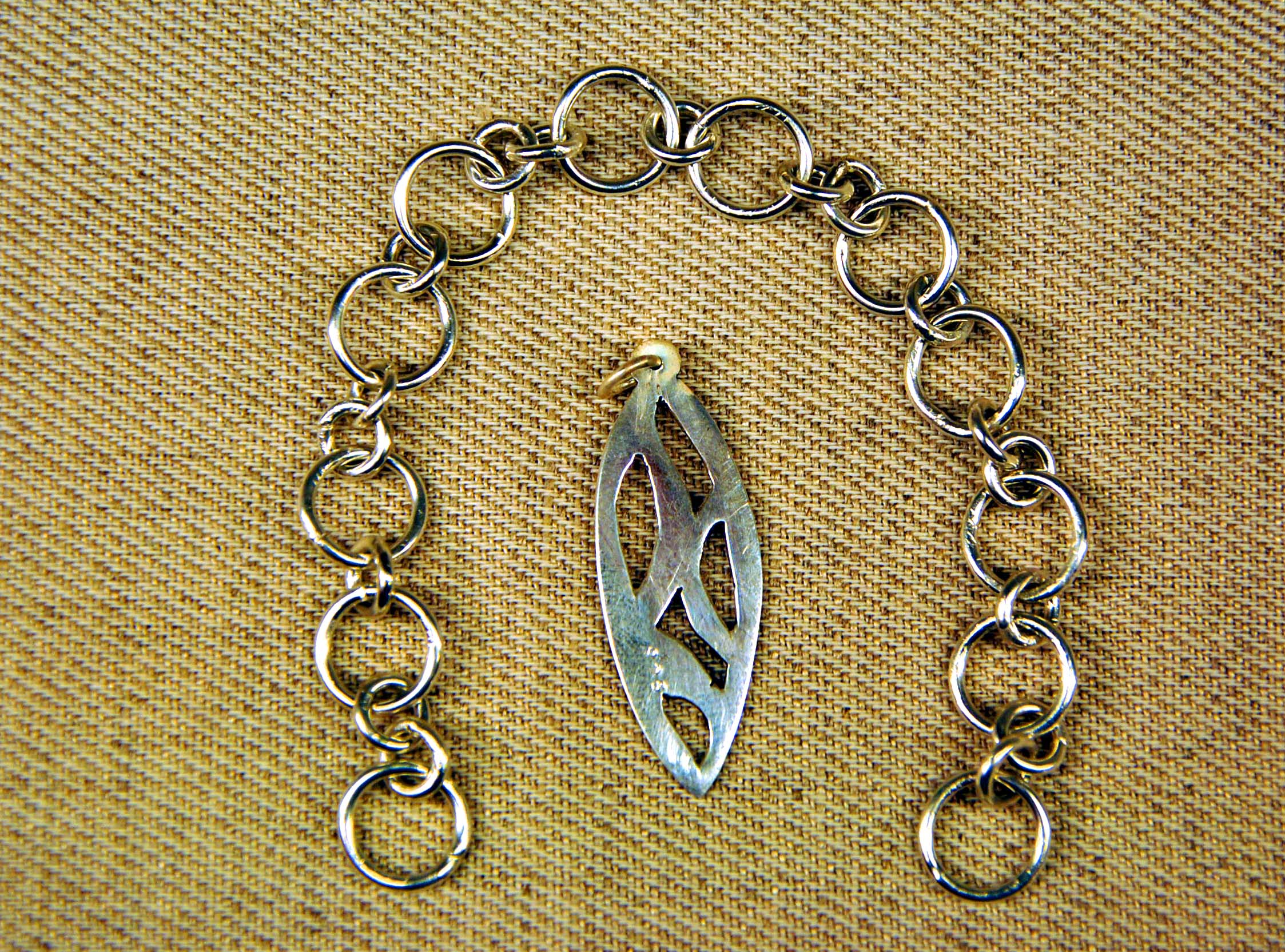 Armbånd og anheng. Foto.