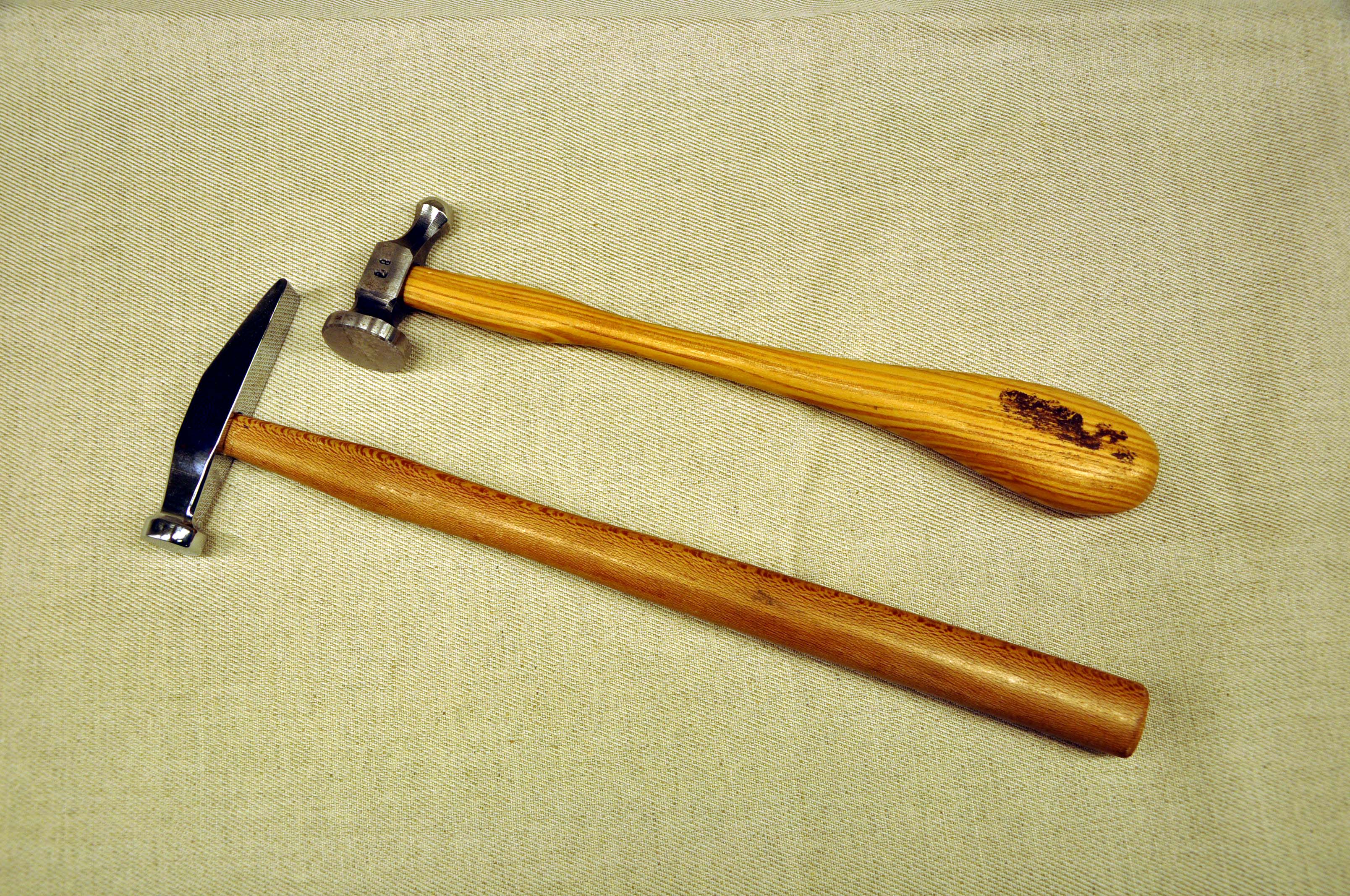 To hammere med flat og kuleformet slagdel. Foto.