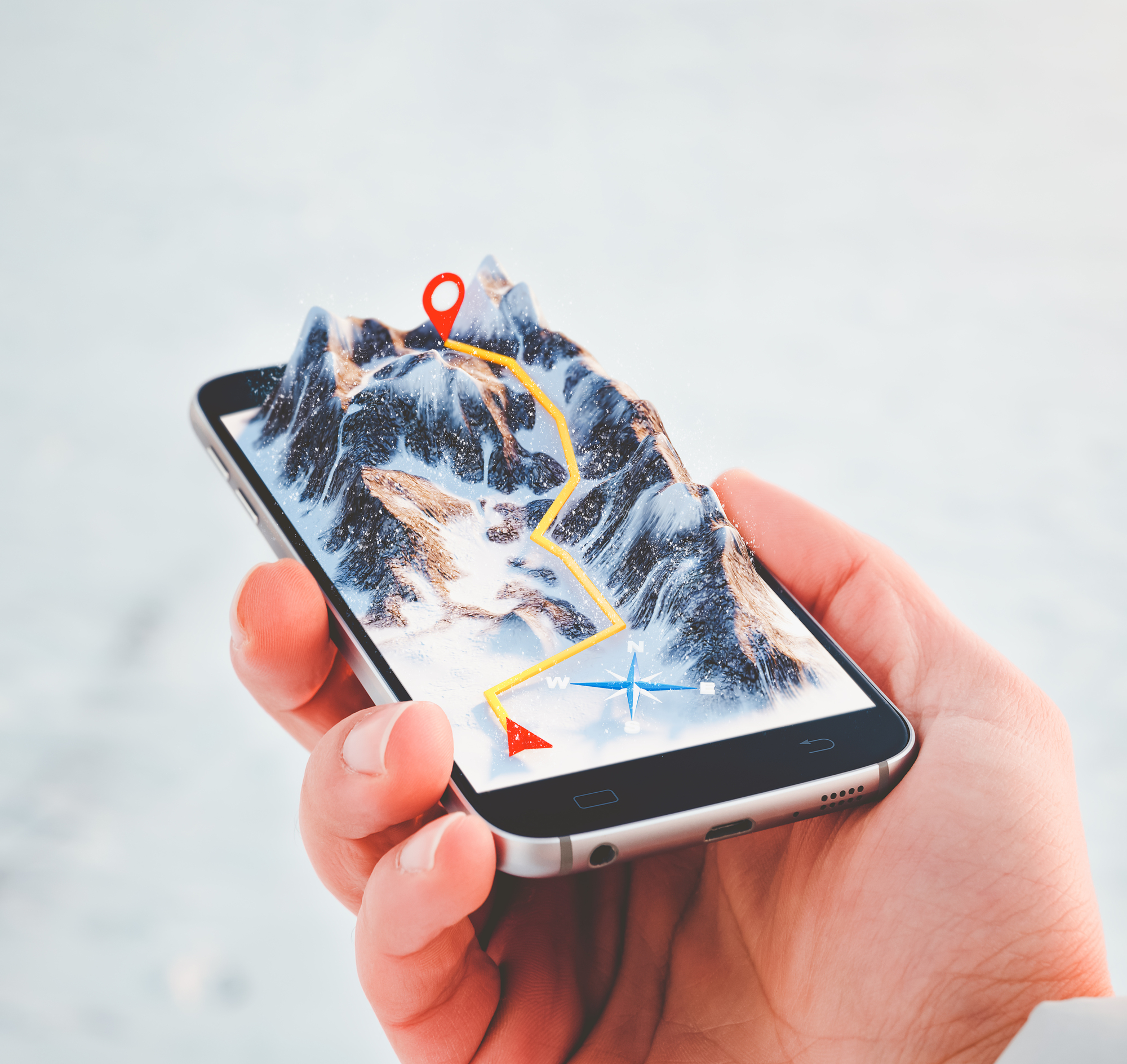 Hånd som holder i en mobiltelefon. Fjell med en inntegnet reiserute stikker opp fra skjermen. Illustrasjon. 