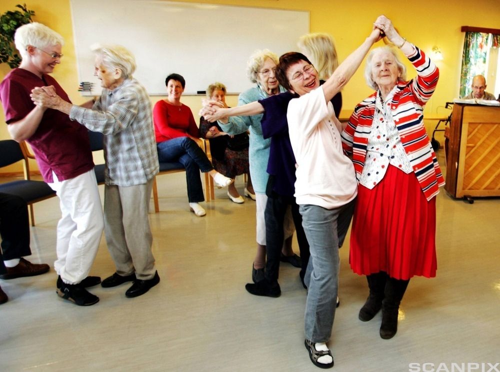 Eldre mennesker danser. Foto.