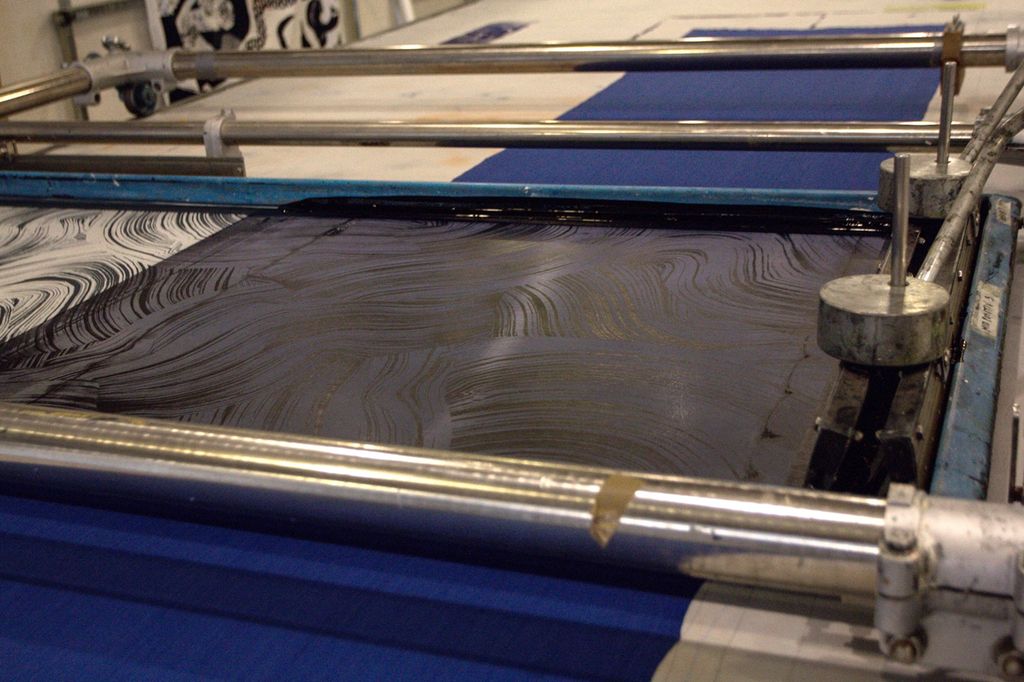 Nærbilde av silketrykkprosessen. Foto.