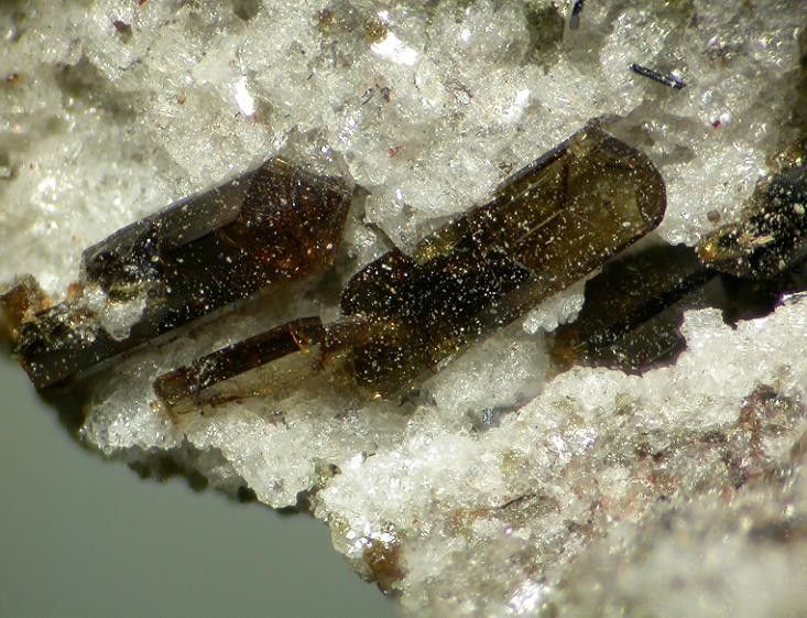 Enstatittkrystallar i fjell. Foto.