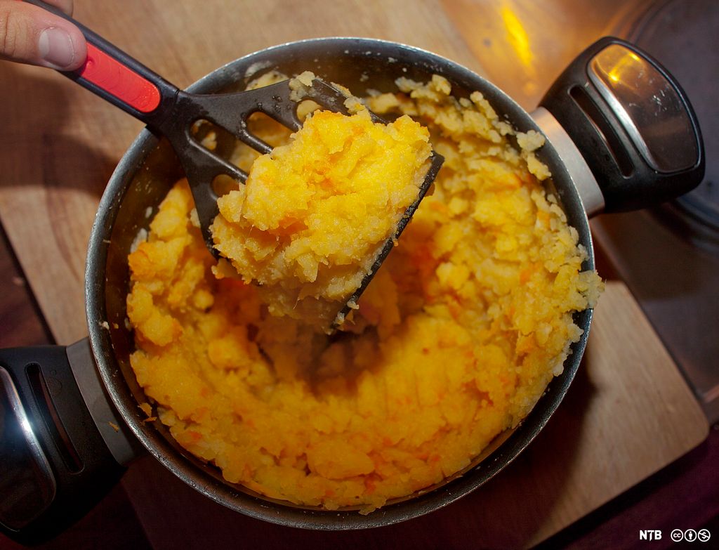 Kålrotstappe i en kasserolle. Foto. 