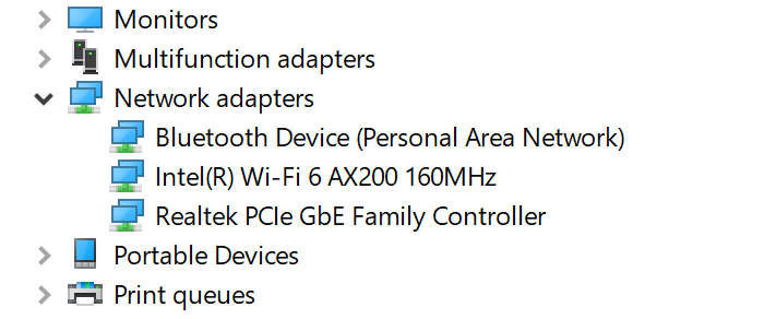 Skjermbilde som viser et nærbilde av kategorien Network adapters. I kategorien ligger det tre enheter som alle har gyldige drivere.