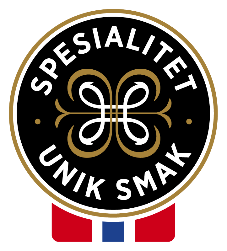 Svart sirkel med gullkant med teksten "Spesialitet. Unik smak". I midten symbol som minner om skiltet for kulturminne. Under sirkelen er det loddrette streker i fargene fra det norske flagget slik at hele logoen kan ligne en medalje. Illustrasjon.