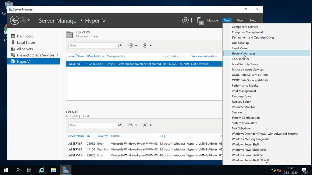 Server Manager er åpen, og Tools-menyen oppe til høyre er åpen. Musepekeren er over valget "Hyper-V Manager" i menyen. Skjermbilde.