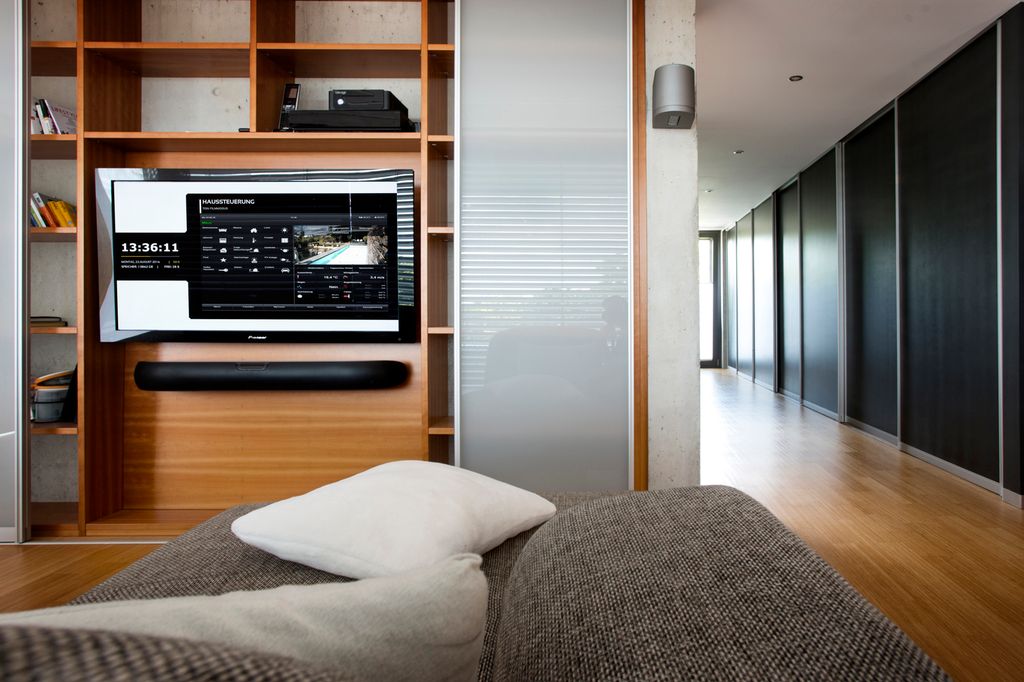 Smarthus med kontrollpanel på TV plassert i skap. Foto.