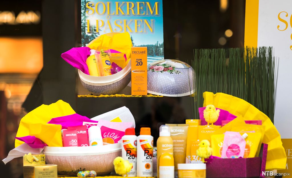 Utstillingsvindu med påskepynt og mange ulike typer solkrem. Foto.