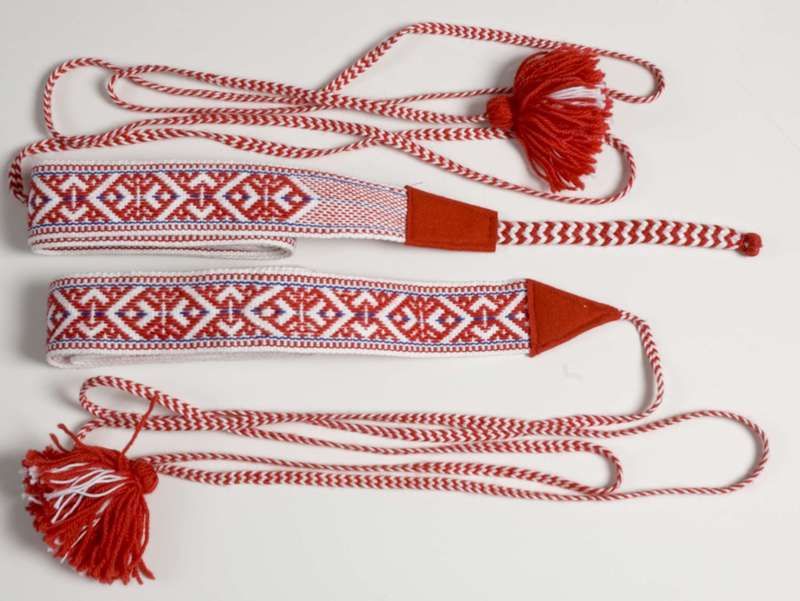 Skallebåndene er vovne i raudt og kvitt. Foto.