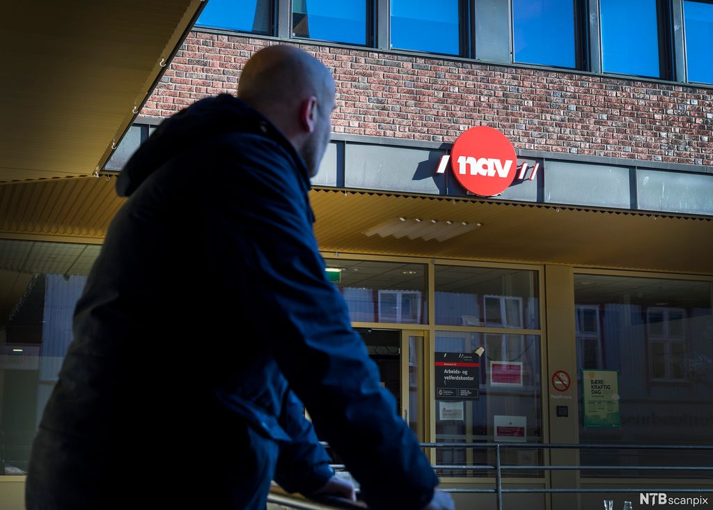 Mann utenfor NAV-kontor. Foto.