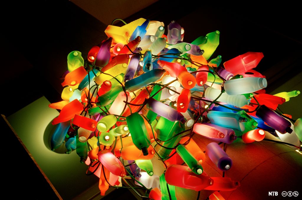 Lyslenke montert inn i gamle plastflasker i mange farger. Foto.