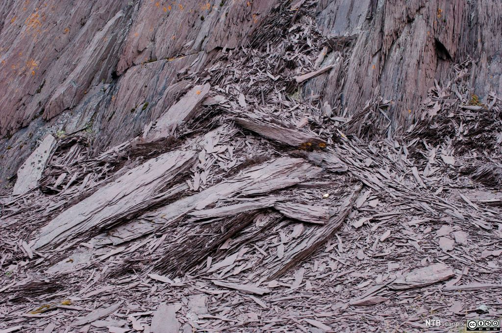 Berg som er flaket opp i mange store og små deler. Foto.