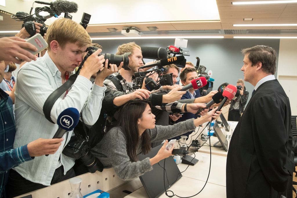 Pressen intervjuer forsvarsadvokat John Christian Elden. Foto.