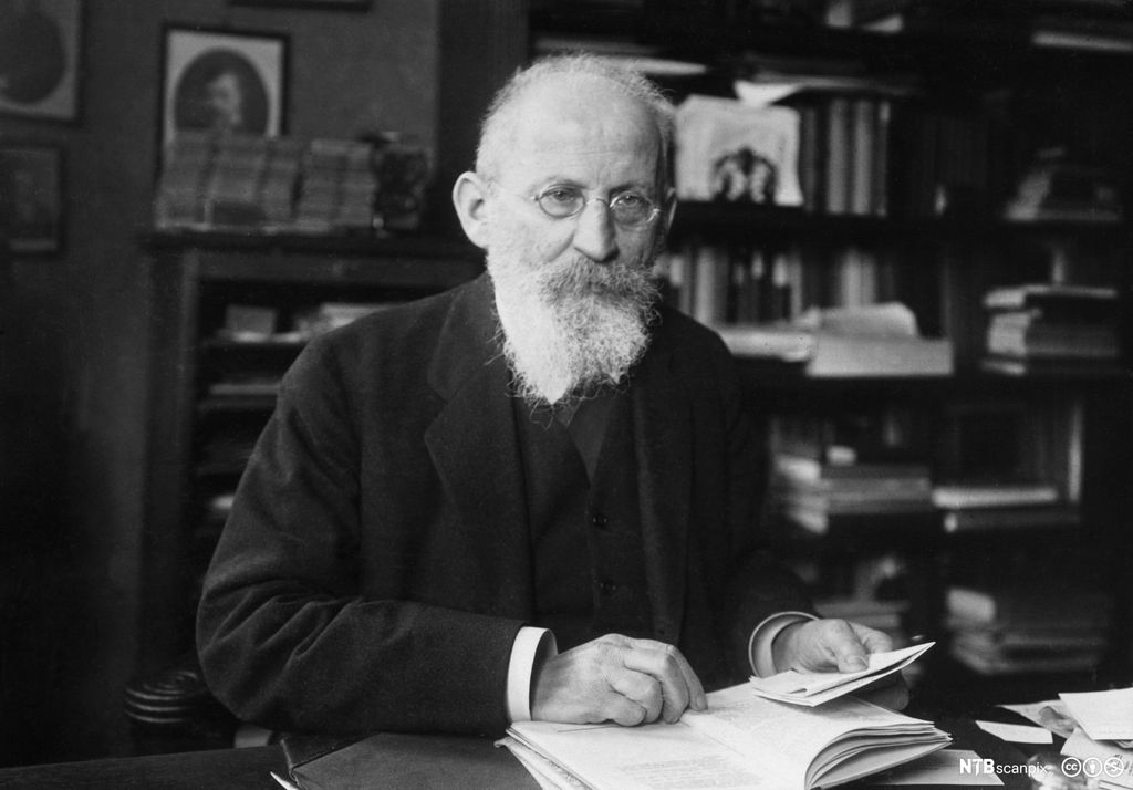 Portrett av den tyske sosialistiske tenkeren Eduard Bernstein fotografert da han var 80 år i 1930. Foto.