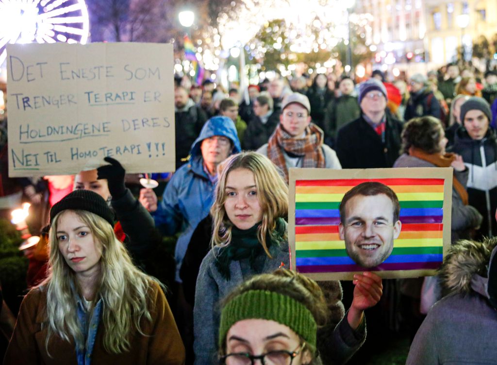 Demonstrantar held oppe plakater med slagord mot konverteringsterapi. Foto.