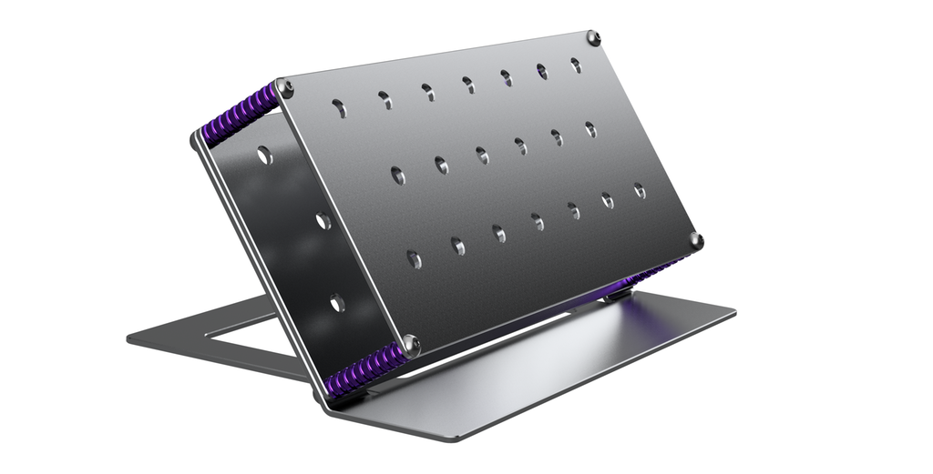 Skråmontert stativ av metall med mange hull i overflata. Illustrasjon.