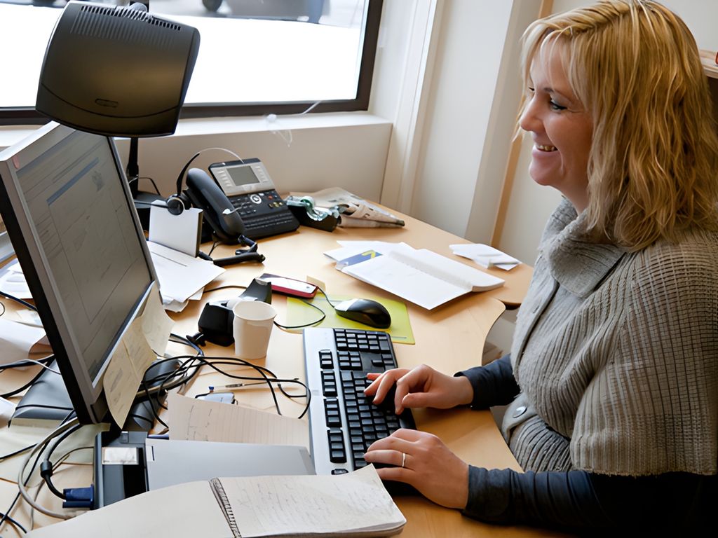 Journalist skriver på en datamaskin. Foto.