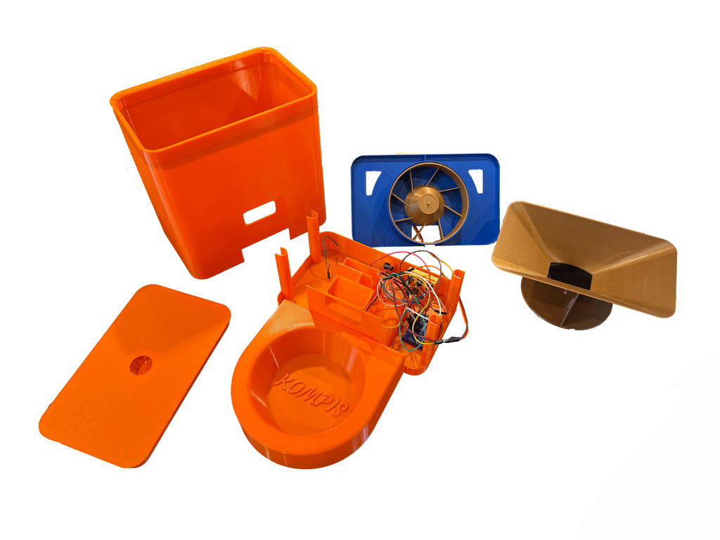 Ei samling av 3D-printa deler. En av delene har installert noe elektronikk. Foto