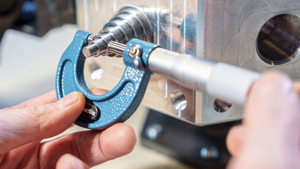 Måling av diameter med et mikrometer. Foto.