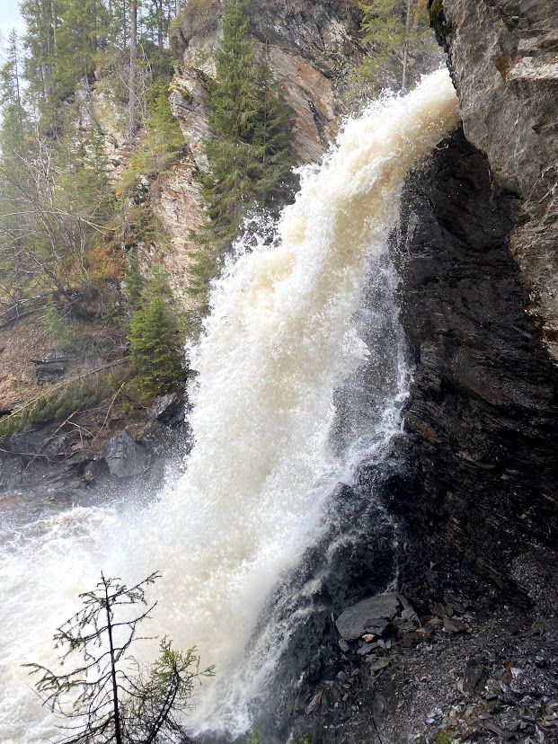 Vann som fosser utfor en fjellskrent. Foto.