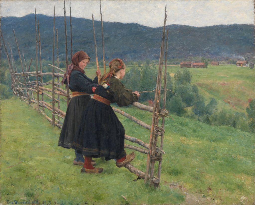 To bunadskledde jenter lener seg til et gjerde og ser ut over grønne jorder. Maleri.