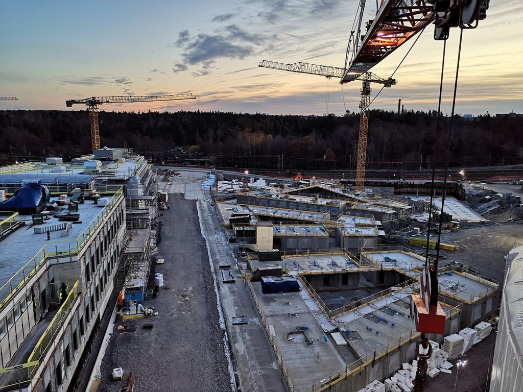 Stor byggeplass med kraner. Foto.