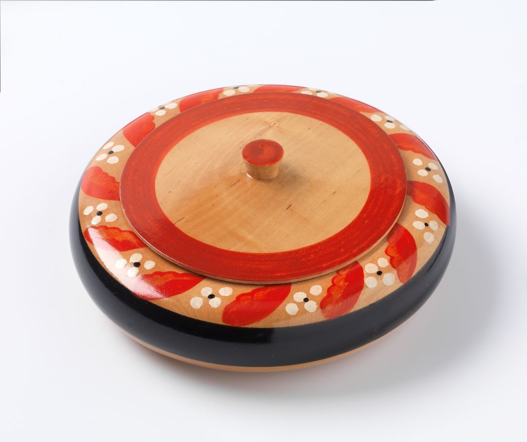 Dåse med lokk i tre, dekorert i raudt, kvitt og svart. Foto.