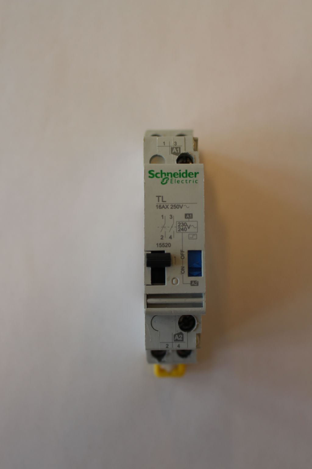 Et relé fra produsenten Schneider Electric. Tilkoblingspunktene for brytere og spole er synlige. Foto.