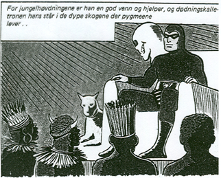 En mann i svart trikotdrakt på en hvit trone omgitt av mørkhudede personer med bastkroner og øreringer. Tekstfelter sier at for jungelhøvdingene er han en god venn og hjelper, og dødningshodeskalletronen hans står i de dype skoger der pygmeene lever. Illustrasjon.