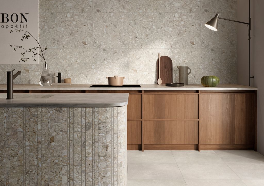 Kjøkkeninnredning med keramiske fliser og skapfronter i tre. Foto.