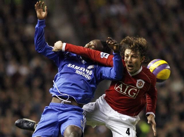 To menn i fotballduell i lufta. Foto.