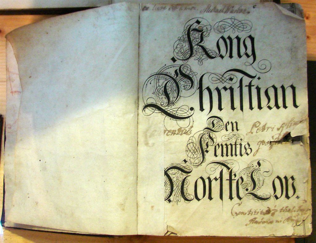 Framside til bok med gotiske bokstavar. Foto.