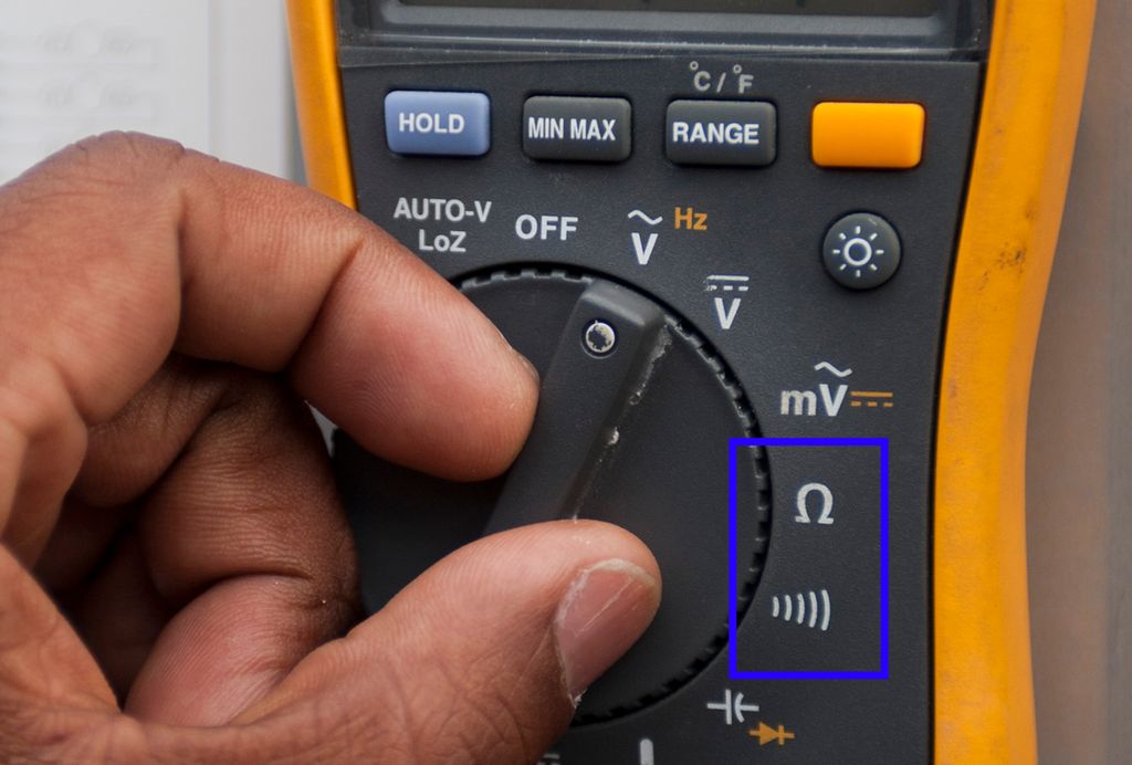 Multimeter - resistansmåling. Foto.