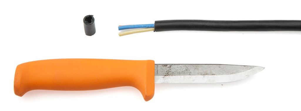 Avisolert leidning og ein kniv. Foto.