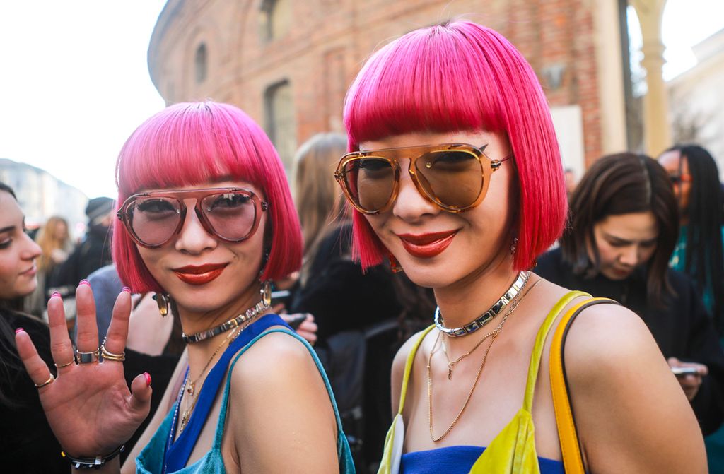 Tenåringsjenter med rosa hår. Foto.