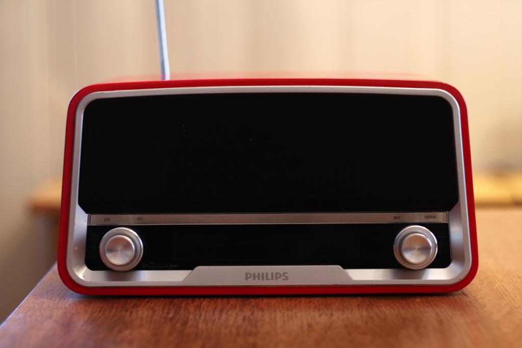 Radio på et bord. Foto.