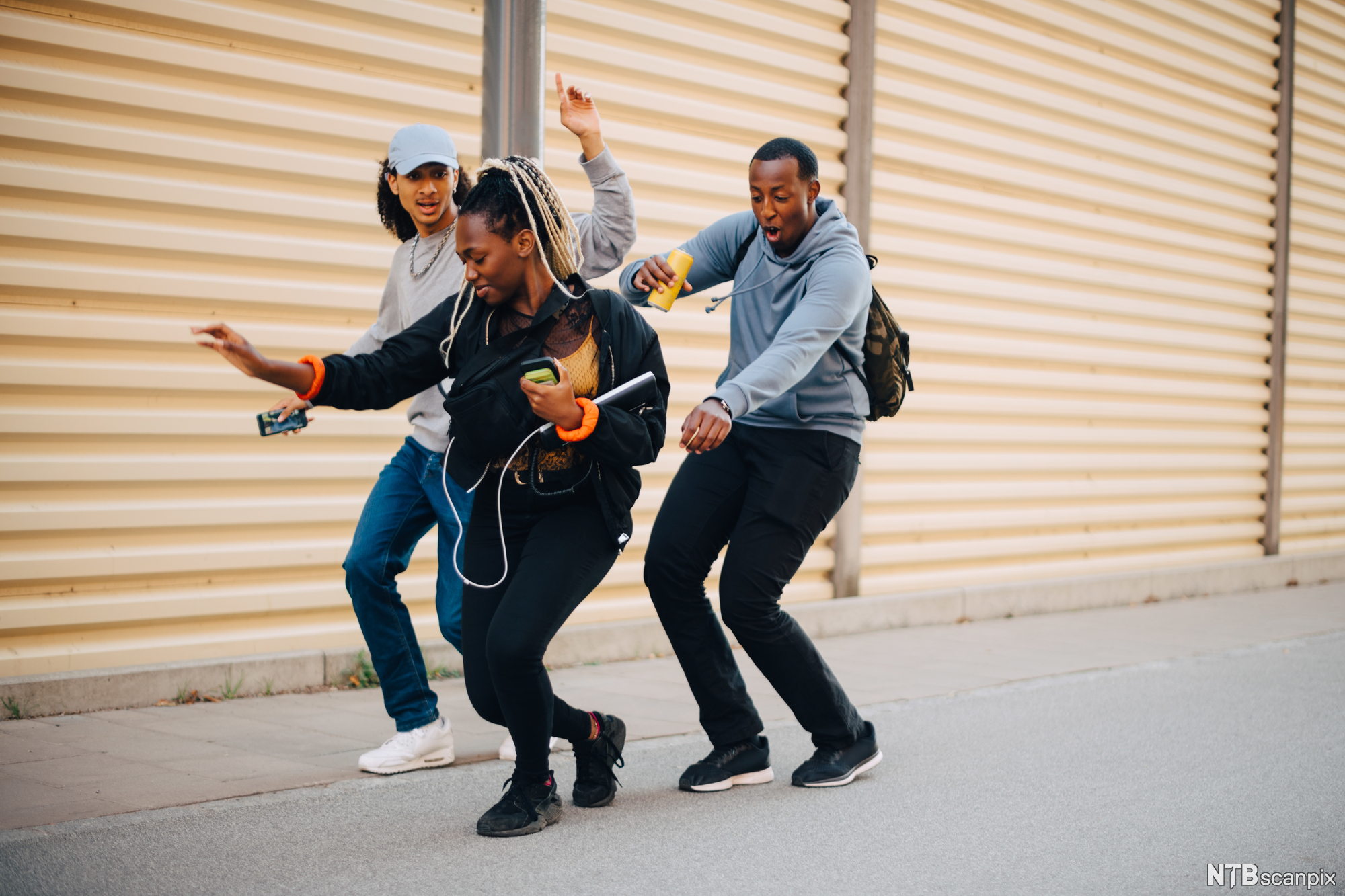 Ungdom danser på gata. Foto.