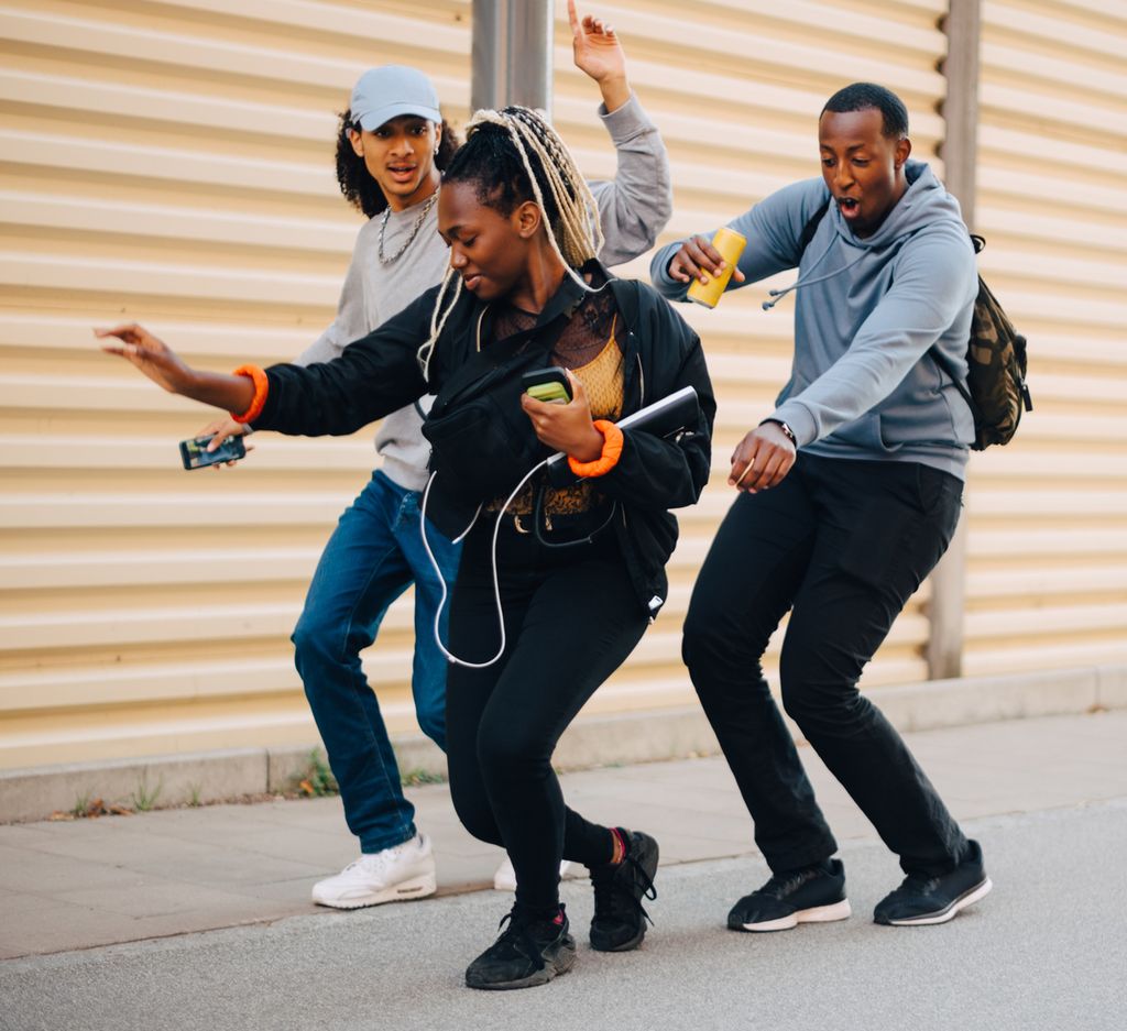 Ungdom danser på gata. Foto.