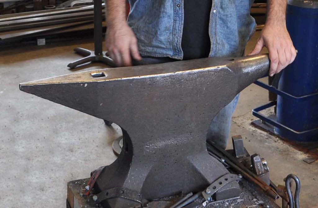 Mann holder handa si i en ambolt. Foto.