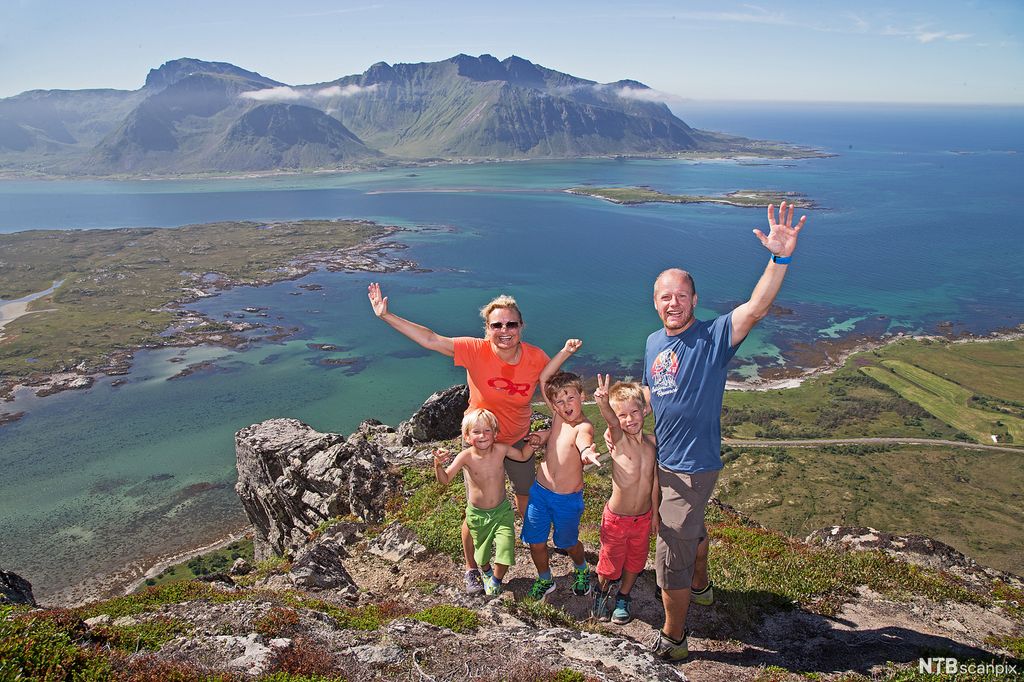 En glad familie på tur i Lofoten. Foto.