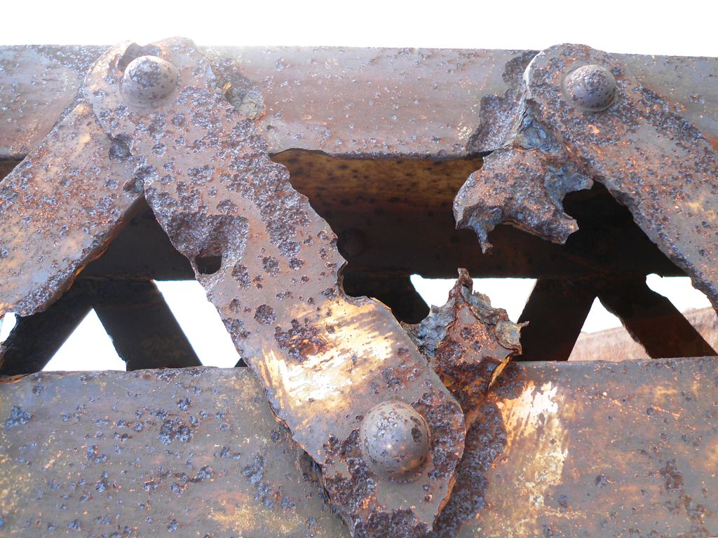 Stålkonstruksjon der støttestaga er sterkt skadde av korrosjon. Foto.