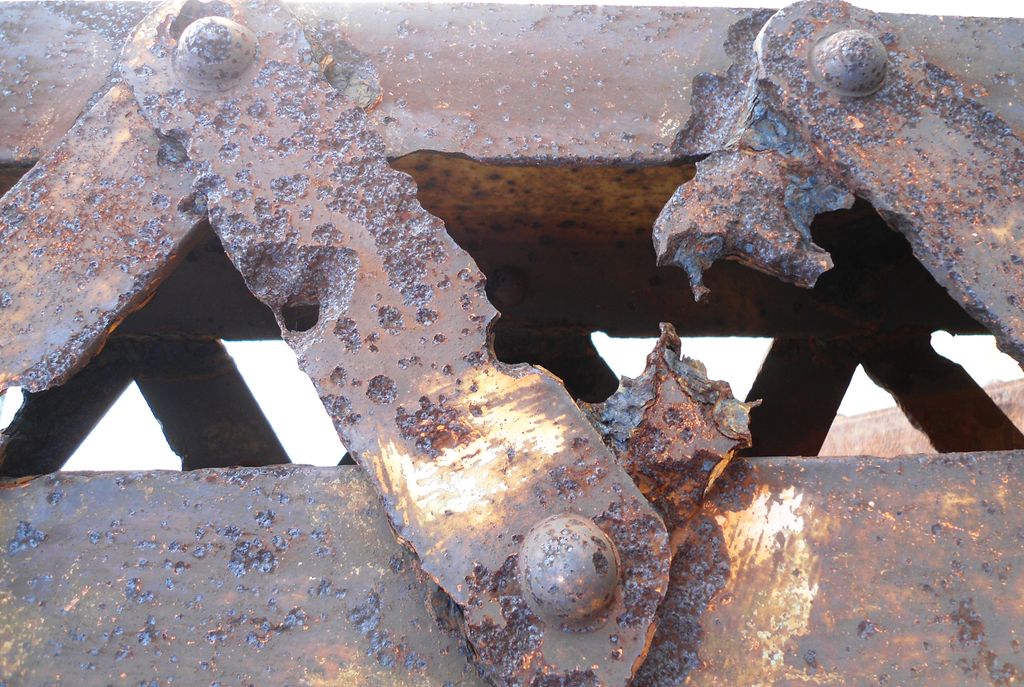 Stålkonstruksjon der støttestaga er skada på grunn av rust. Foto