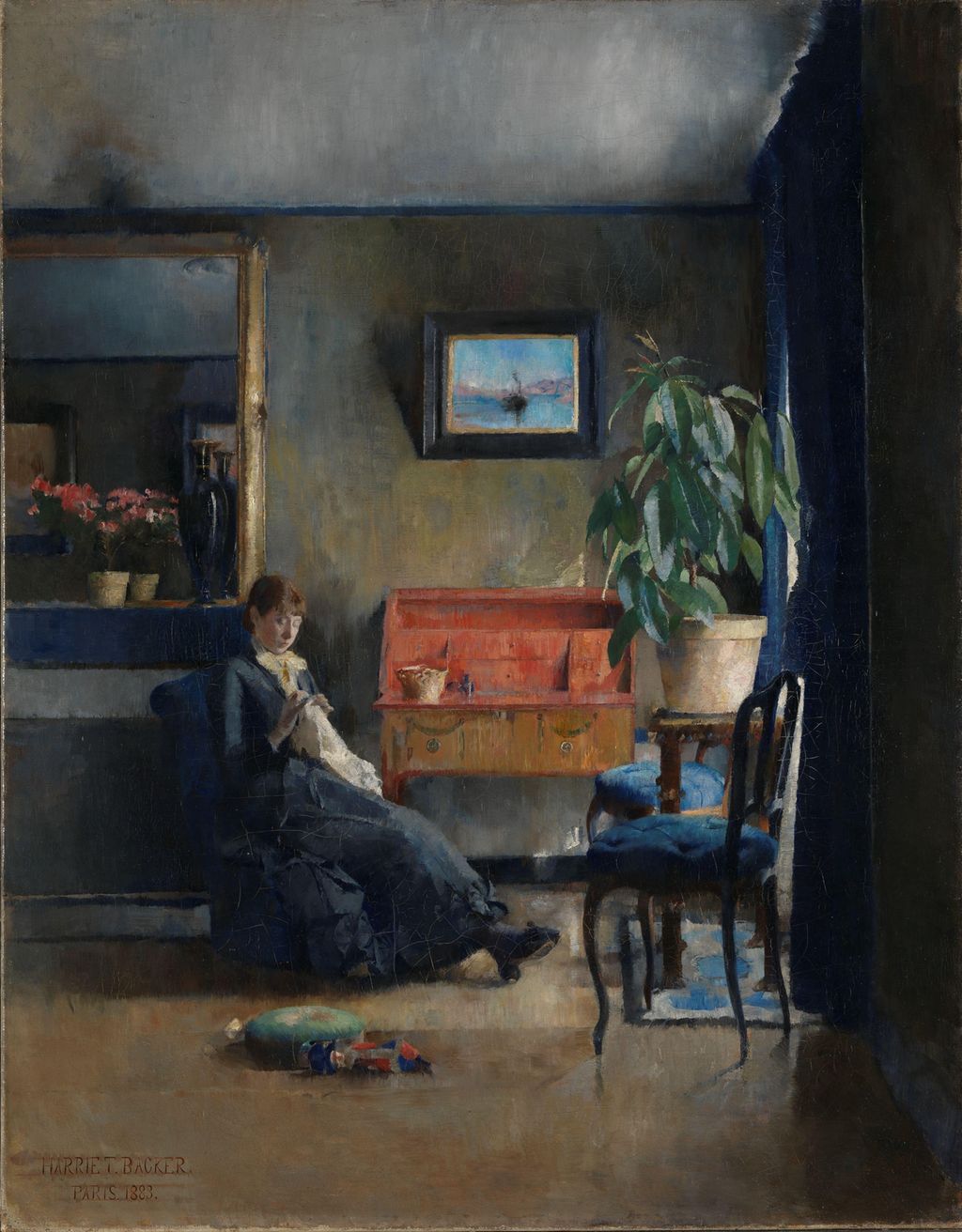 Dame sitter i en stol i et mørkt rom. Foto av maleriet Blått interiør av kunstneren Harriet Backer. 