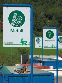 Sorteringsstasjoner på gjenvinningsanlegg: konteinere for metall og restavfall. Foto.