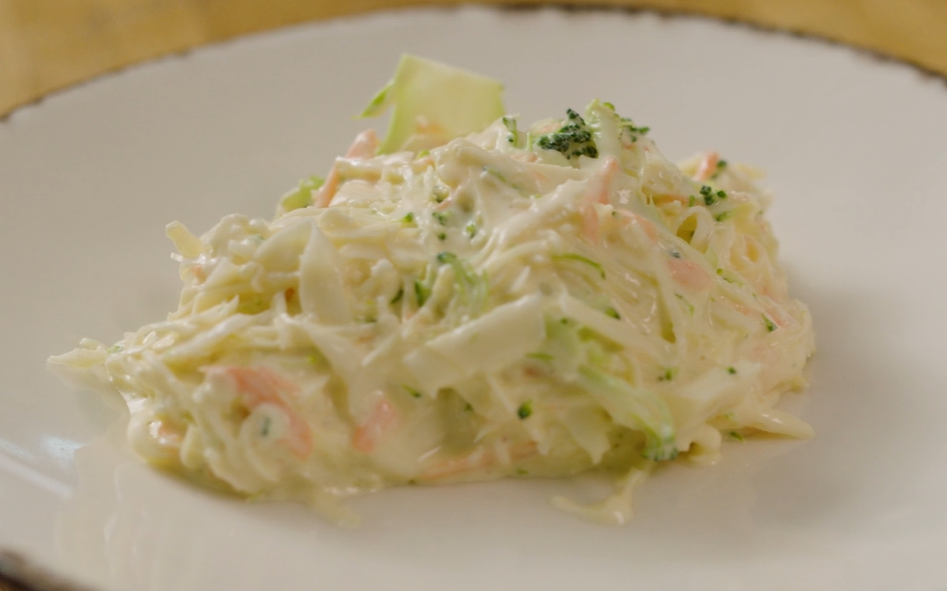 En klatt coleslaw anrettet på en tallerken. Foto.