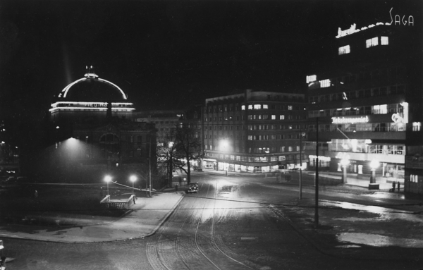 Fotografi som viser historisk bybilete med lysskilt.