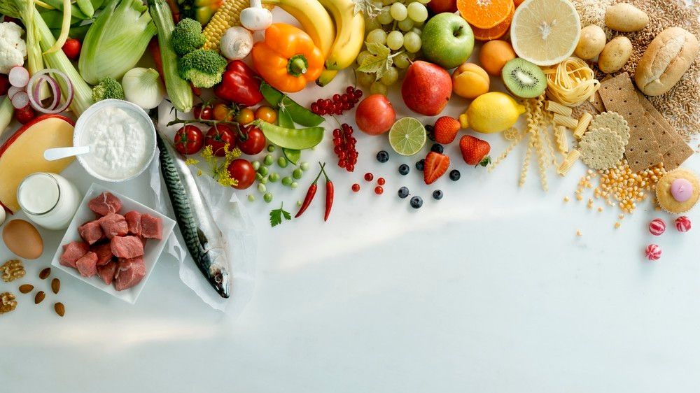 Matvarer lagt utover et bord. Foto.