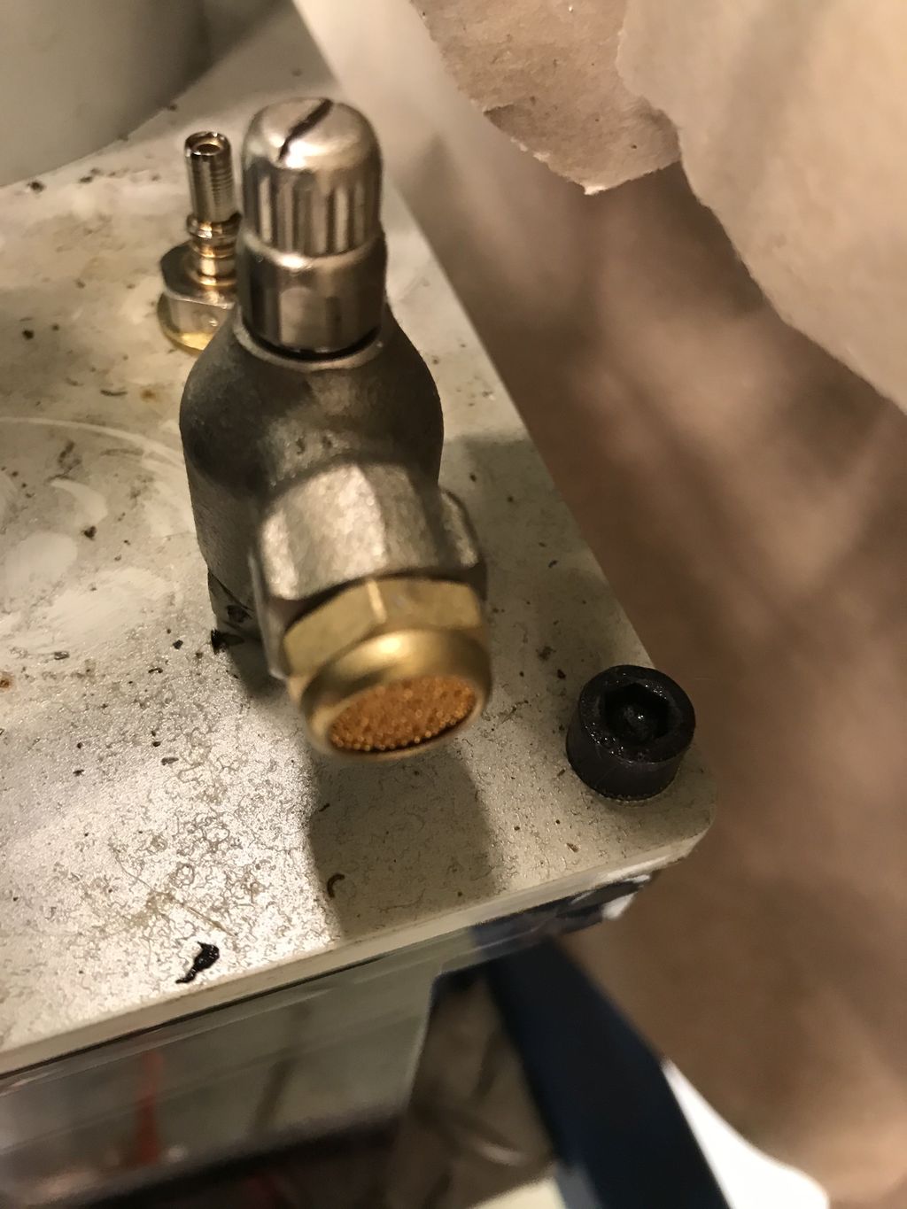 Nærbilde av et blankt utluftingsfilter på en grå tank. Foto.