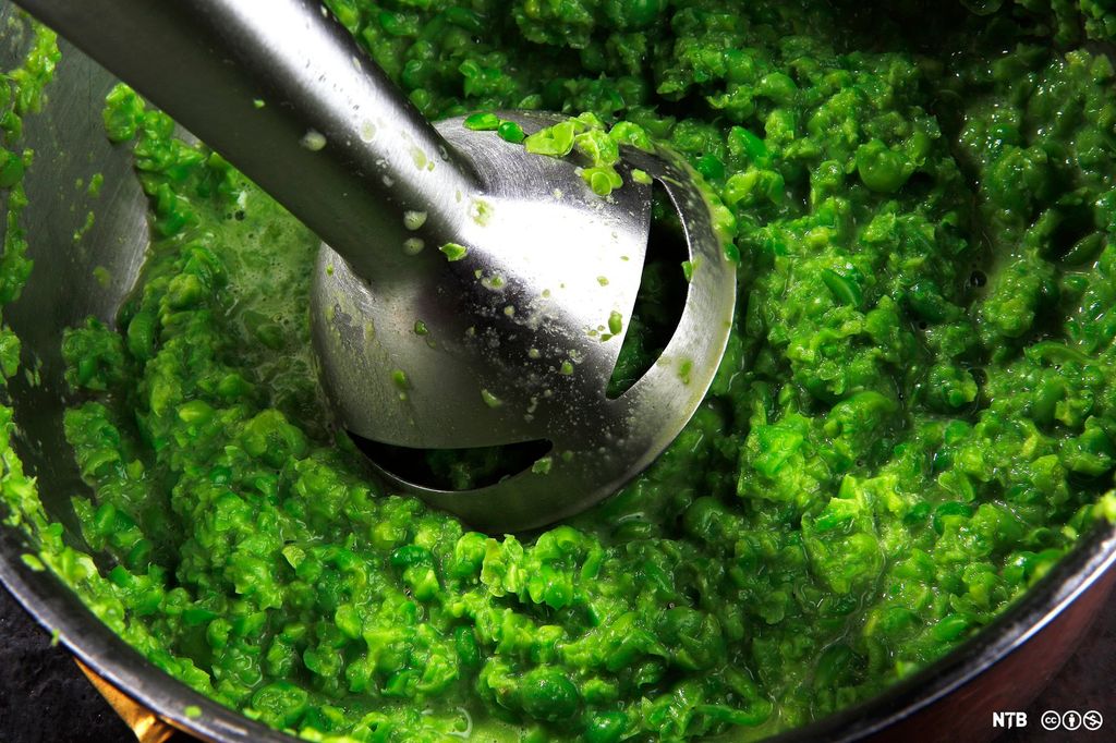 Erter blir most med en stavmikser. Foto.