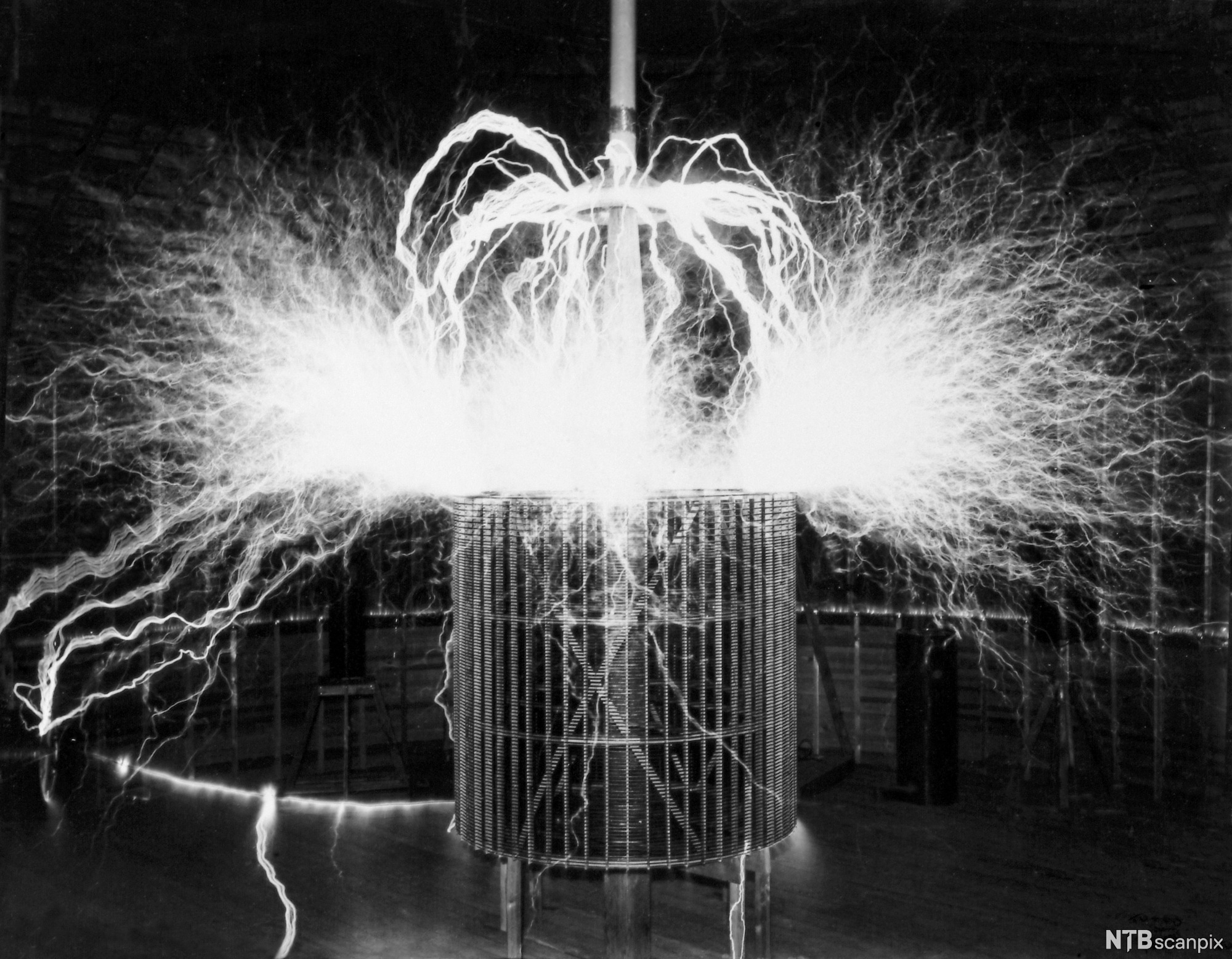 Nærbilde av en teslaspole med mange gnister. Foto.